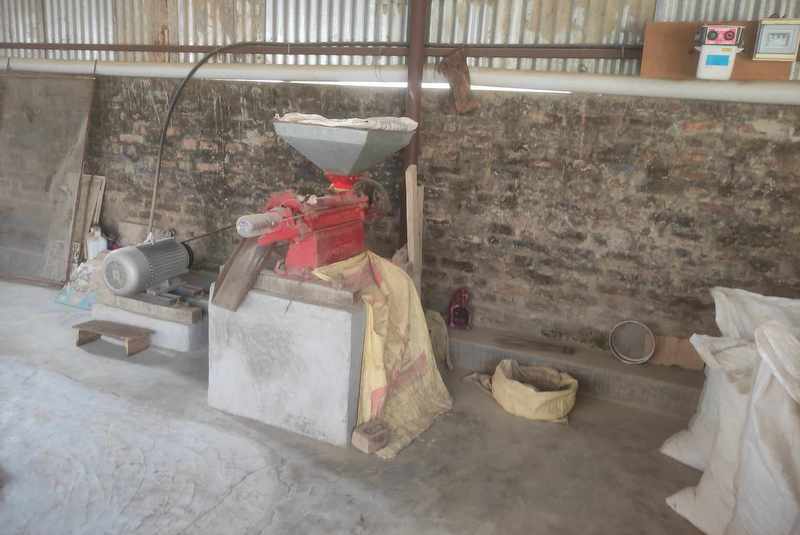 टीकापुरमा कुटानी पिसानी र पेलानीको मिल सञ्चालनमा छन्  भने छैनन् कामदार दक्ष