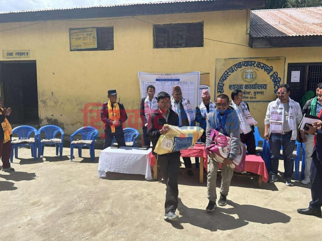 हुम्लाका तीन स्थानबाट सहुलियत दरको खाद्यान्न बिक्री सुरु ।