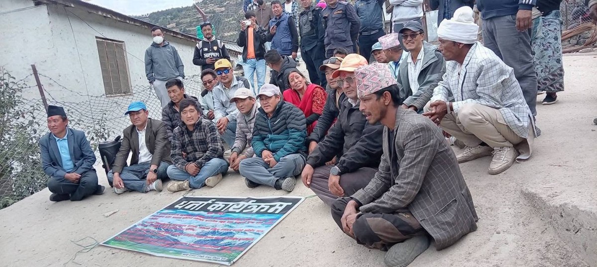 हुम्ला बाजुराको सिमाना विवादलाई लिएर प्रशासन कार्यालय अगाडि धर्ना ।