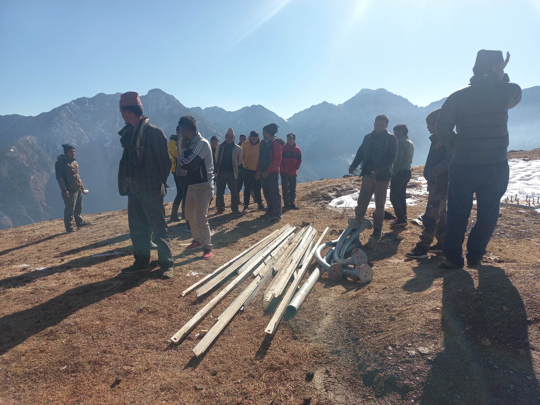 निमार्णधिन फ्रोर जि टावर बनाउन सोरु गाउँपलिकाका क्रमचारीहरु द्धारा श्रमदान(फोटाहरु सहित)