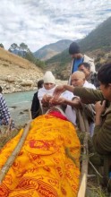 मुगुमा एक नारीले आफ्‌ना बुवाको दिइन् दागबक्ती