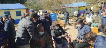 जिल्ला कारागारमा रहेका कैदीबन्दीहरूको स्वास्थ्य परीक्षण ।