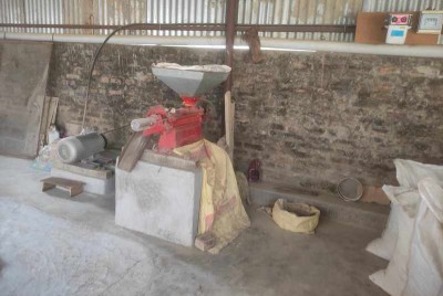 टीकापुरमा कुटानी पिसानी र पेलानीको मिल सञ्चालनमा छन्  भने छैनन् कामदार दक्ष