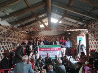 परम्परागत सिप विकासको लागि अनुदानमा मेसीनरी सामाग्रीहरु वितरण ।