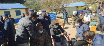 जिल्ला कारागारमा रहेका कैदीबन्दीहरूको स्वास्थ्य परीक्षण ।