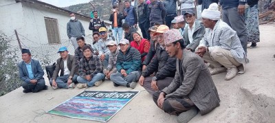 हुम्ला बाजुराको सिमाना विवादलाई लिएर प्रशासन कार्यालय अगाडि धर्ना ।