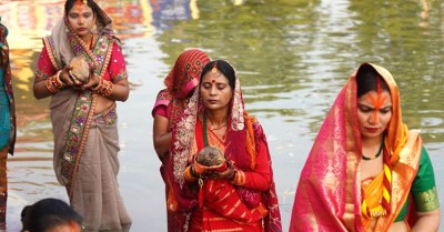 उदाउँदो सूर्यलाई अर्घ्य दिई छठ समापन