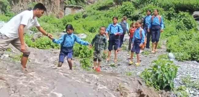 खोलाको सतह बढेपछि देवल आधारभुत विद्यालयका बालबालिकालाई आउजाउमा समस्या