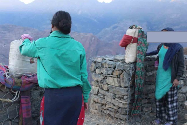हुम्लाका नागरीकहरु न्युन ज्यालामा काम गर्न बाध्य ।