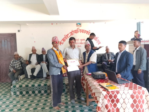 उत्कृष्ट कृषक पुरस्कारबाट ताँजाकोटमा तिन जना सम्मानित ।