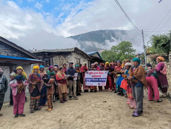 गर्भवती तथा सुत्केरी आमालाई सिमकोटको कुखुरा कोशेली