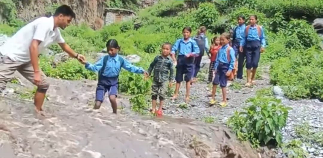 खोलाको सतह बढेपछि देवल आधारभुत विद्यालयका बालबालिकालाई आउजाउमा समस्या