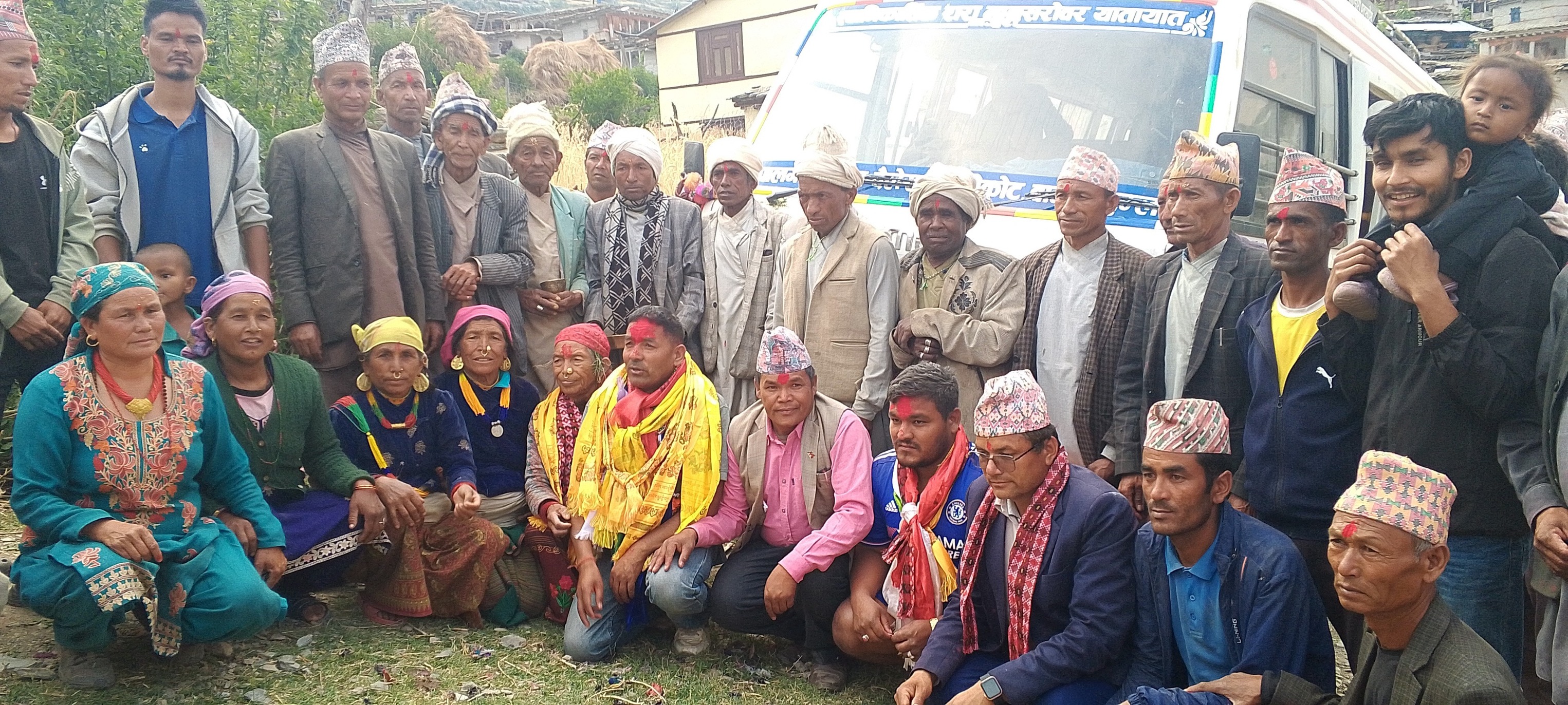 अध्यक्ष भण्डारीको मिनिबस गाउँमा पुग्दा बाजागाजाले स्वागतः घरमा खुसीयाली ।।