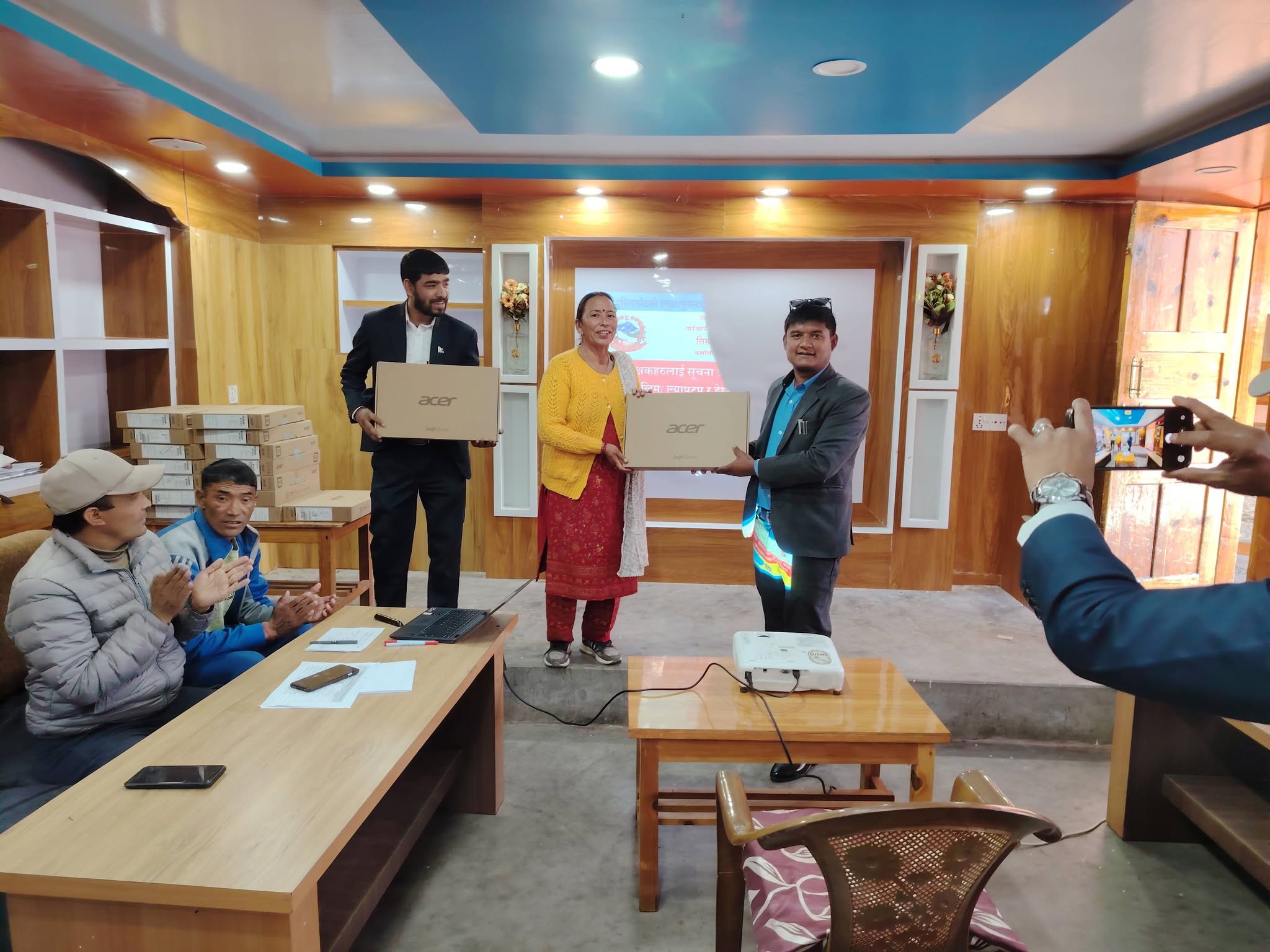 गाउँपालिकाले विद्यालयलाई कम्प्युटर उपलब्ध गराउँदा इमिसमा डाटा इन्ट्री गर्न सहज