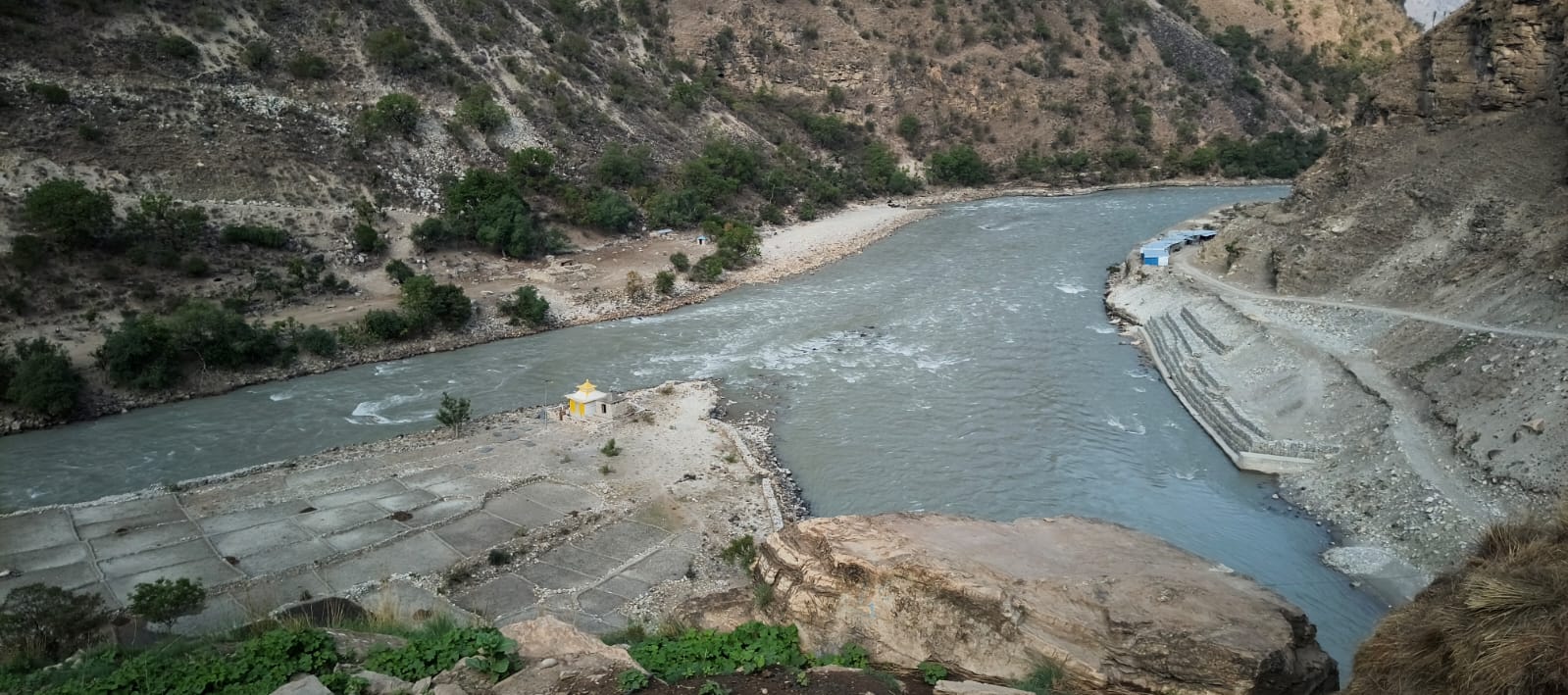 आवश्यक पूर्वाधार विकासको प्रतीक्षामा – हुम्ला र मुगु कर्णालीको संगम स्थल दौमुख ।