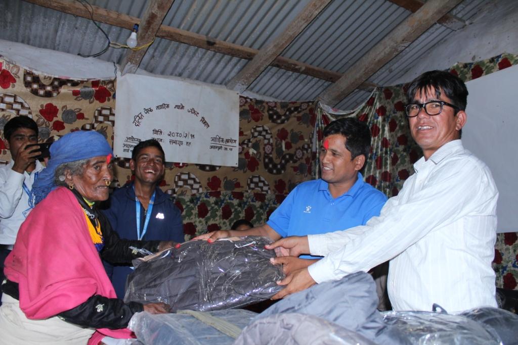 दुइ लाखको बजेटले १ सय ८२ जकेट बितरण(फोटोफिचर)