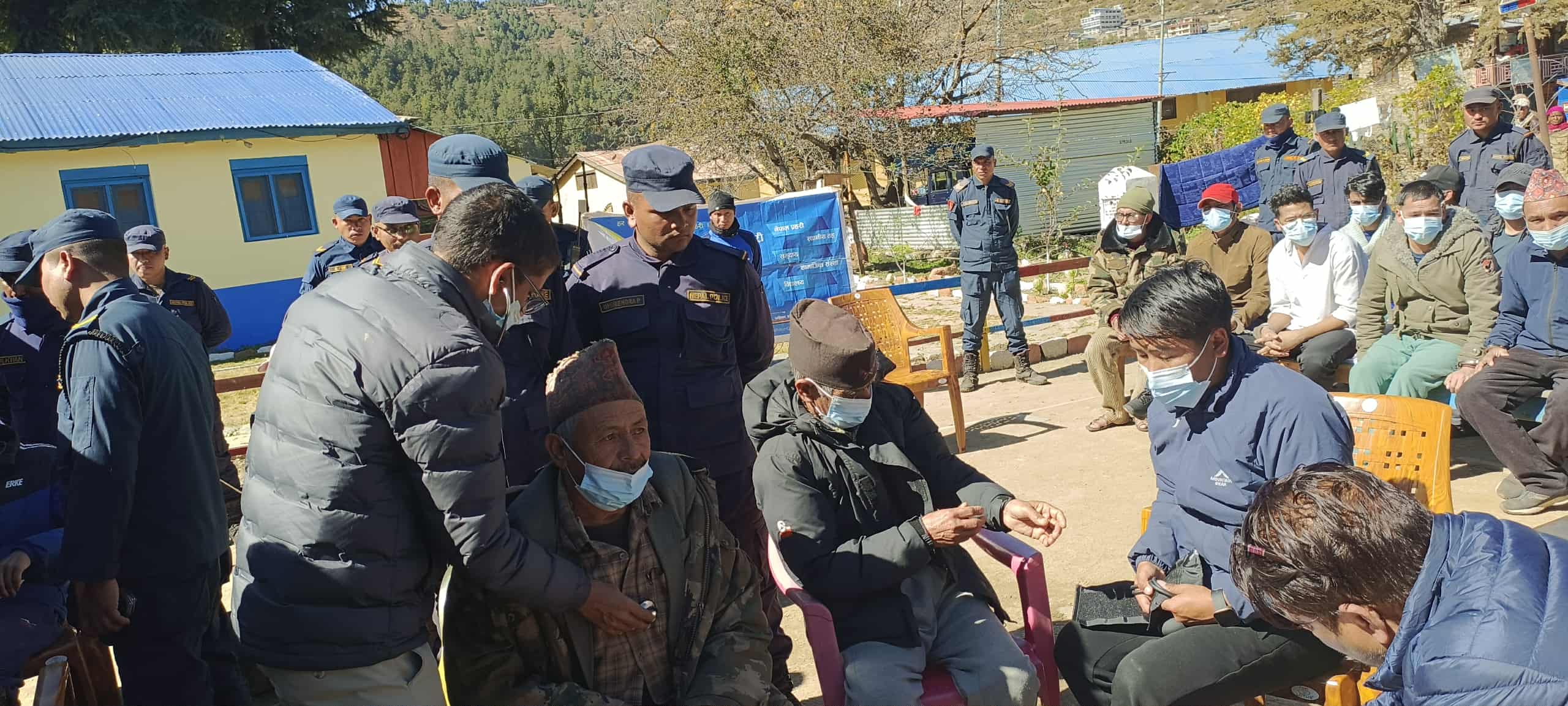 जिल्ला कारागारमा रहेका कैदीबन्दीहरूको स्वास्थ्य परीक्षण ।