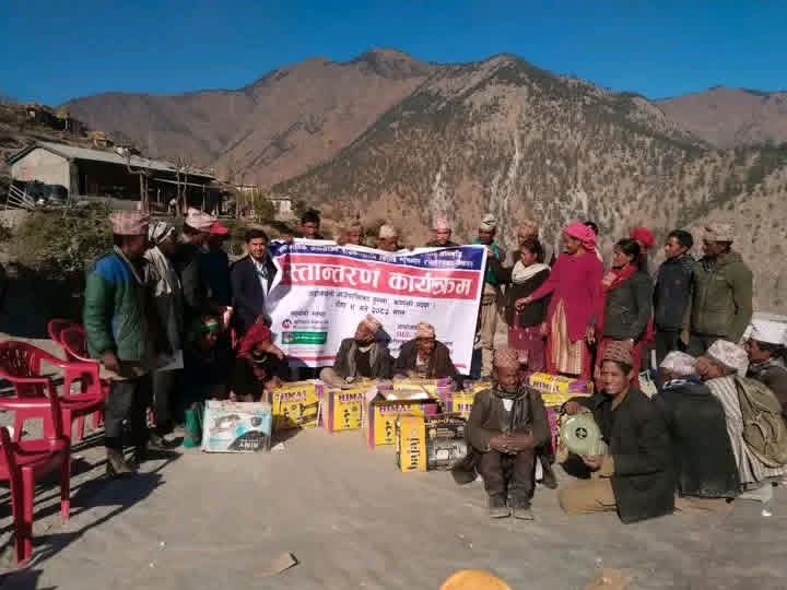 दलित सशक्तिकरण केन्द्र द्धारा अदानचुलीका ३२ जना व्यबषायीहरुलाई सामाग्री सहयोग ।