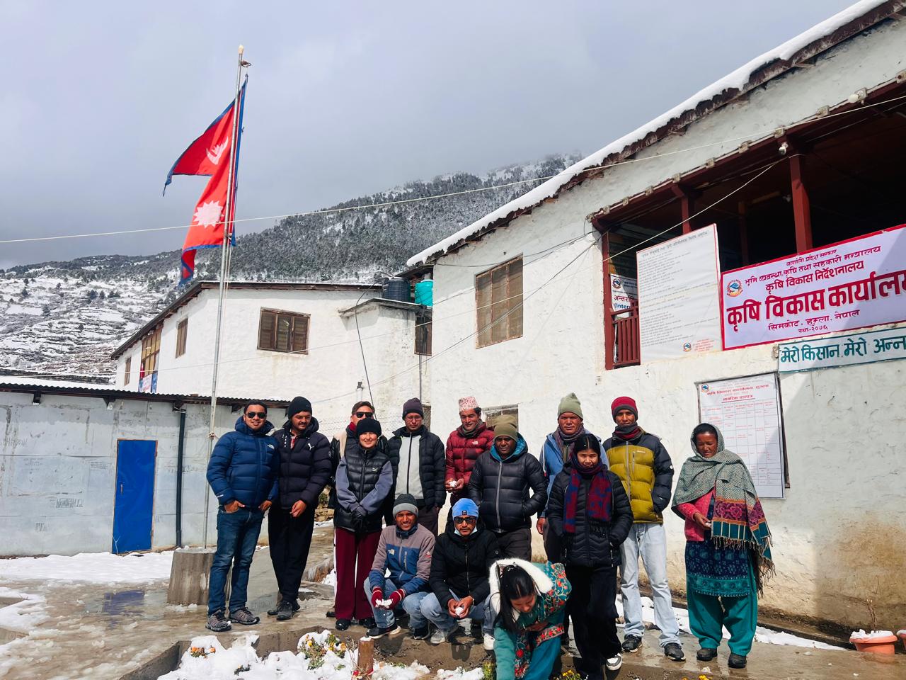 हुम्लाका किषानहरुलाई स्याउ ढुवानीका लागि कार्टुन वितरण ।