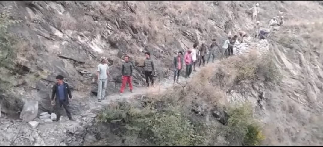 देउसी भैलीबाट उठाएको रकमले बाटो मर्मत ।