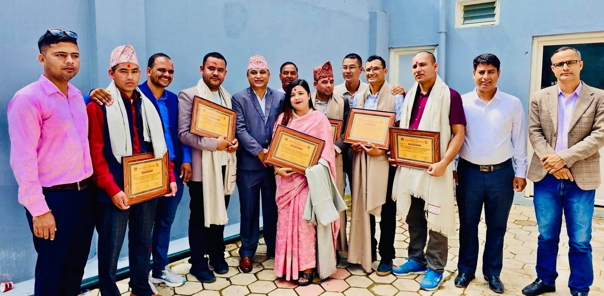 कर्णाली प्रदेशद्धारा सात पत्रकारलाई पुरस्कृत ।