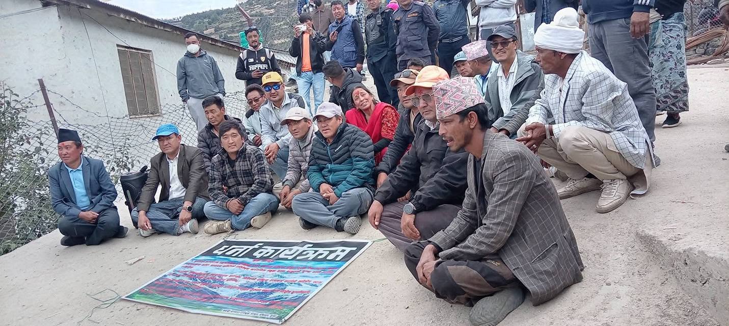 हुम्ला बाजुराको सिमाना विवादलाई लिएर प्रशासन कार्यालय अगाडि धर्ना ।