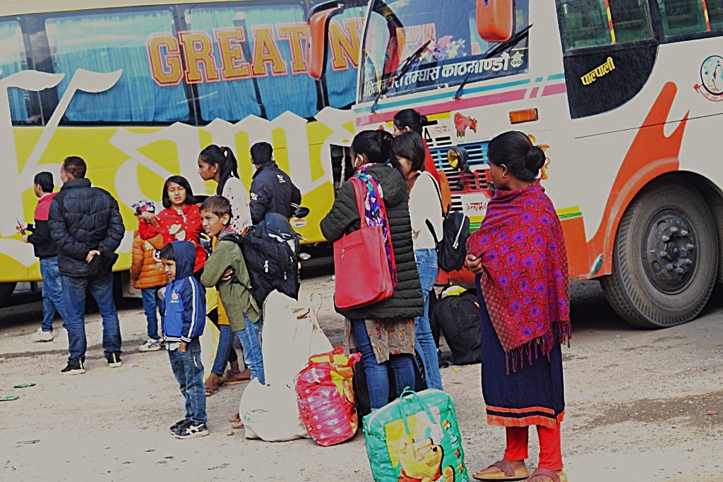 हिउँद लागेसँगै १० हजार हुम्लीले गाउँ छोडेः गाउँमा रहेकाहरु बेसी तिर झर्दै ।