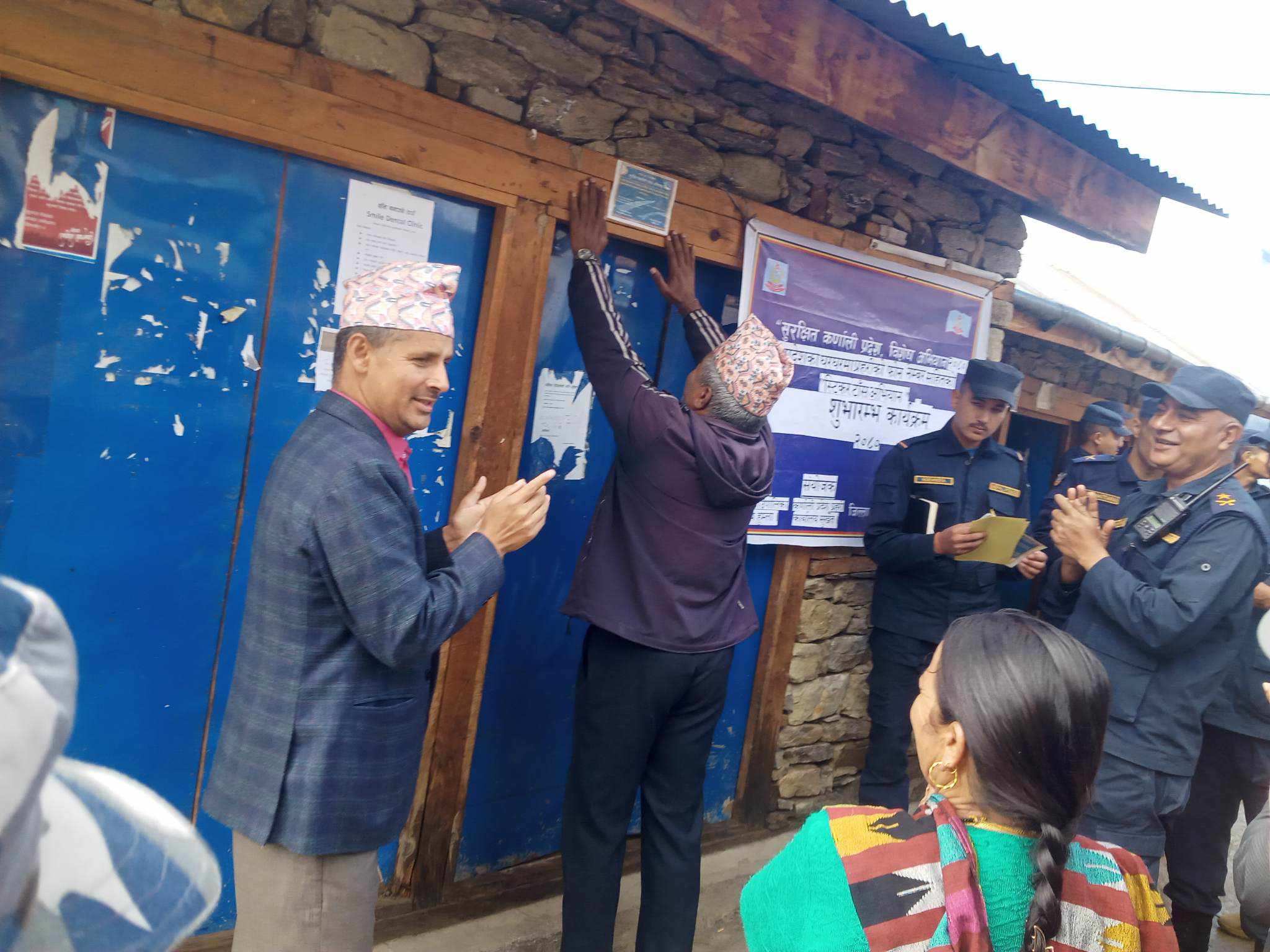 हुम्लाका घरघरमा स्टिकर टाँस्दै नेपाल प्रहरी
